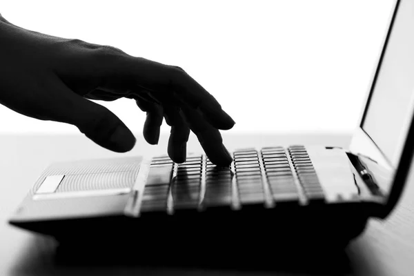 Silhouette di una mano femminile che digita sulla tastiera — Foto Stock
