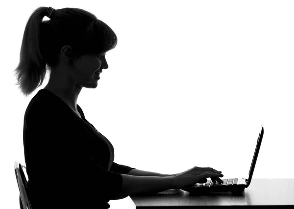 Silhouette d'une femme utilisant Internet sur un ordinateur portable à la maison — Photo