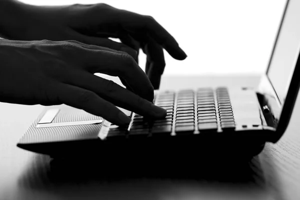 Silhouette d'une main féminine tapant sur le clavier — Photo