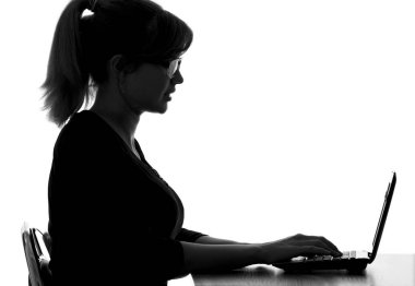 dizüstü bilgisayarda çalışan bir görme engelli kadın portresi
