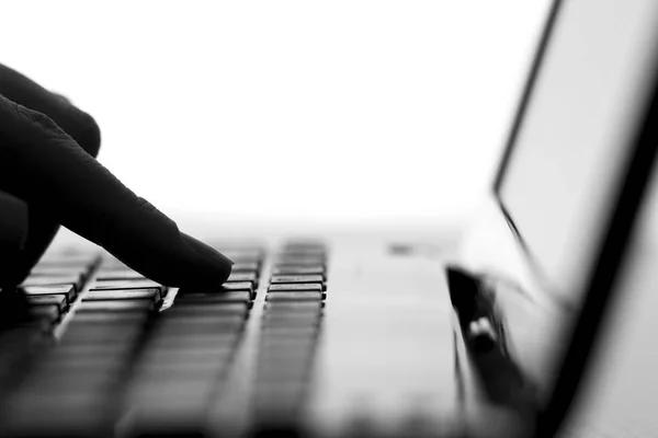 Silhouette del dito premere un tasto sulla tastiera — Foto Stock