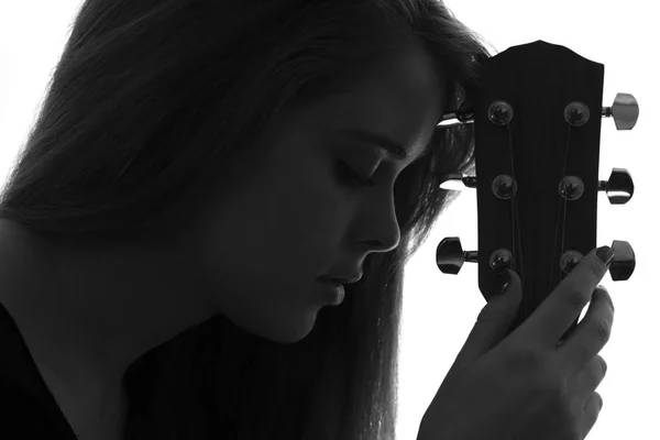 Портрет девушки, играющей на гитаре — стоковое фото