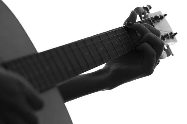 Silhouette di mani femminili che suonano una chitarra — Foto Stock
