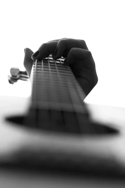 Silueta ženy rukou hraje na kytaru — Stock fotografie