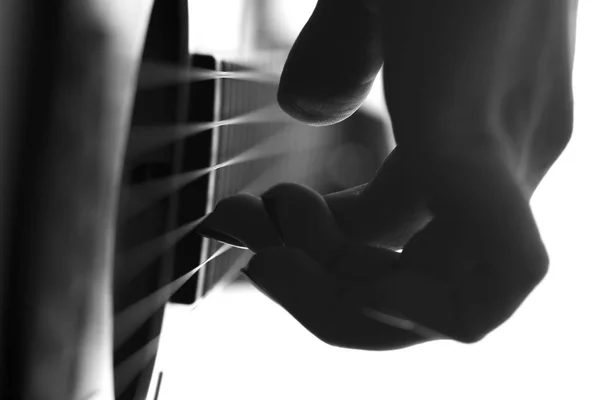 Silhouette di mani femminili che suonano una chitarra — Foto Stock