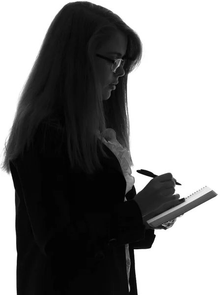 Silueta en blanco y negro de una mujer que trabaja en una oficina con una carpeta para sábanas y una pluma en las manos —  Fotos de Stock