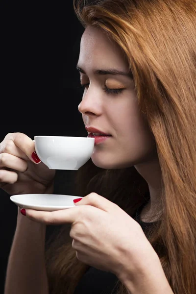 Portrait of awoman begin with a cup of hot coffee — Stock Photo, Image