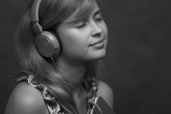 Kadın kulaklıkla müzik dinliyor. — Stok fotoğraf