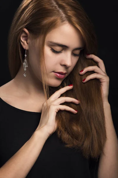 Siyah bir zemin üzerine uzun kızıl saçlı güzel moda kadın portresi — Stok fotoğraf