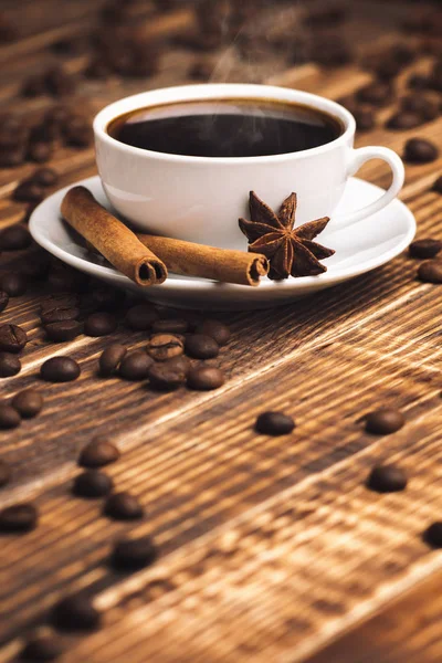 Taza de bebida de café con palitos de canela y anís estrellado — Foto de Stock