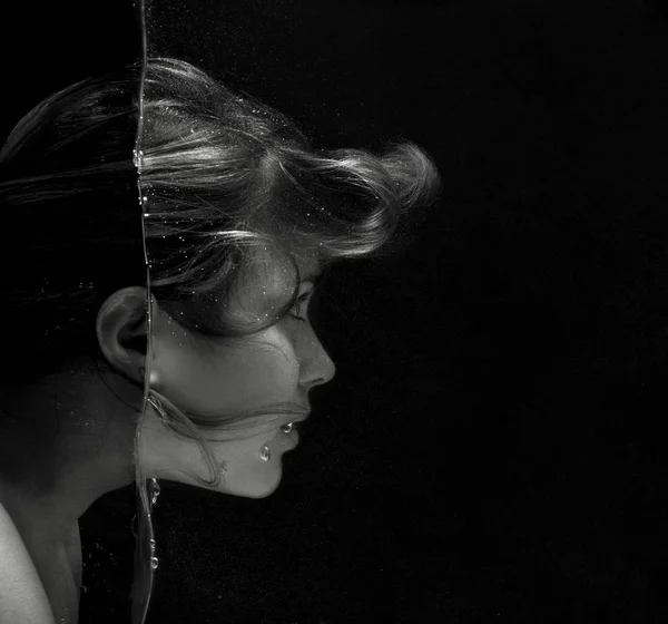 Divat portré egy nőt a vízbe — Stock Fotó
