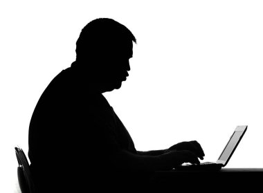evde dizüstü bilgisayar üzerinde çalışan şişman bir adam silüeti