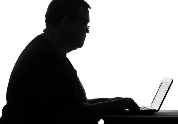 Silhouette di un uomo che conduce uno stile di vita sedentario a un computer — Foto Stock