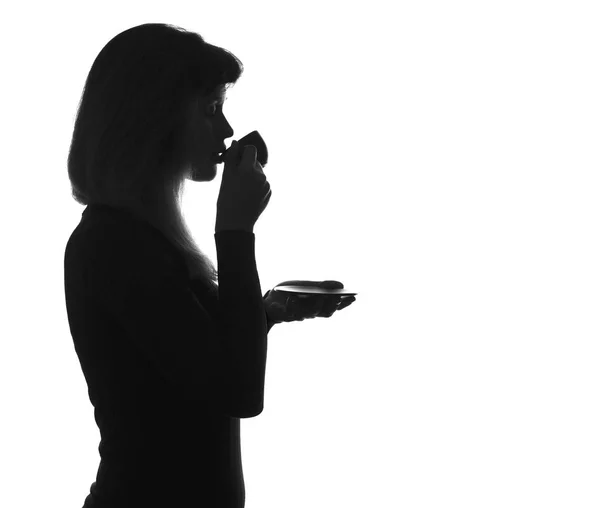 Silhouette einer jungen Frau beim Kaffeetrinken — Stockfoto