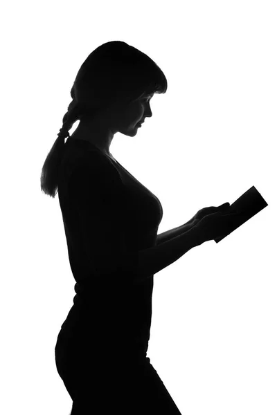 Silhouet van vrouw met boek — Stockfoto