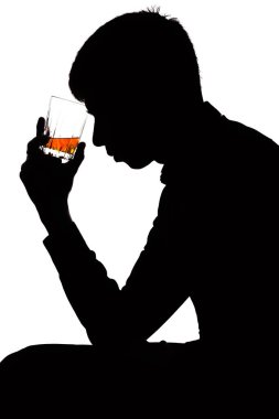 bir kadeh konyak ile depresif adam silüeti