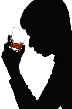 bir adamla bir bardak konyak alnındaki silüeti