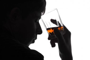 konyak sorunları ile ezilen bir adam silüeti