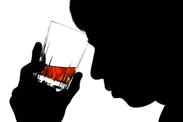 Silhouette eines Mannes mit einem Glas Cognac auf der Stirn — Stockfoto