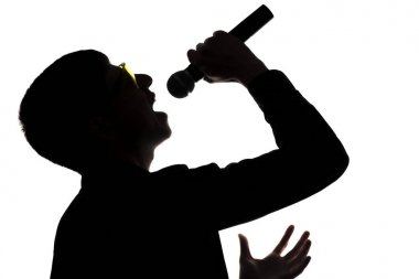 Müzik sanatçısı bardaklarda silüeti