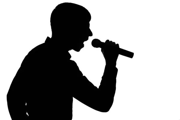 Silhouette d'un homme criant dans un microphone — Photo