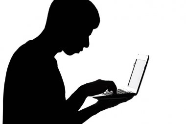 Bilgi çalmak netbook ile bir adam silüeti