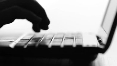 Erkek el netbook klavye parmaklar yazmaya
