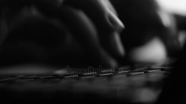 Silhueta vídeo de mãos femininas digitando no teclado netbook — Vídeo de Stock