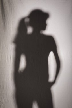 Beyaz doku profilindeki kadın silüeti