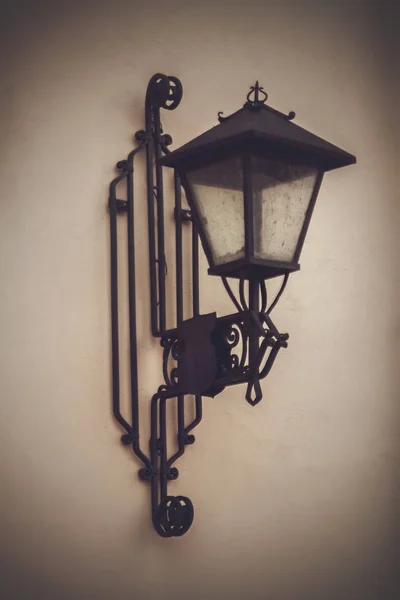 Old street lamp hanging on the wall of the house — Stock Photo, Image