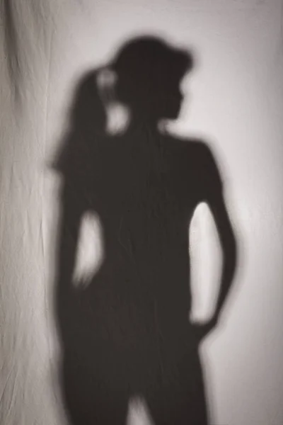 Силуэт женского профиля на белой текстуре — стоковое фото