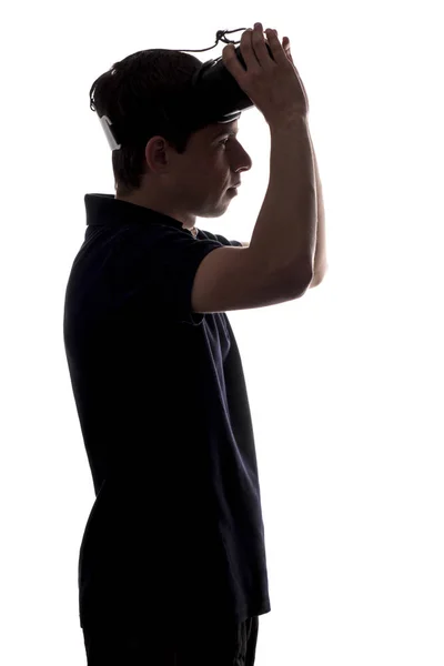 Sziluettjét profil fiatalember virtuális valóság szemüveg elszigetelt fehér alapon — Stock Fotó