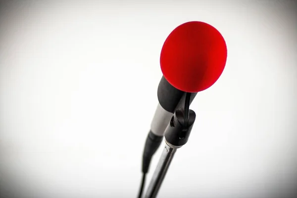 Микрофон с лобовым стеклом на стойке — стоковое фото