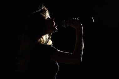 kadın onun elinde bir mikrofon ile