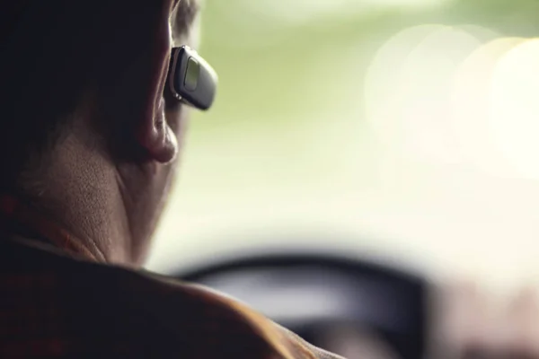 bluetooth ile bir araba adam