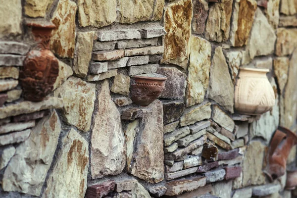 Una pared de ladrillo decorada con tarros —  Fotos de Stock