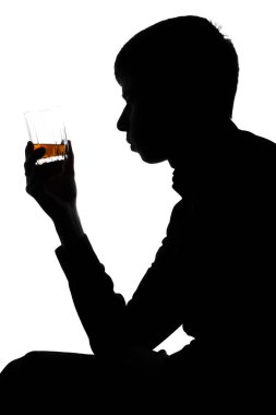 Bir adamla bir bardak alkollü içki silüeti