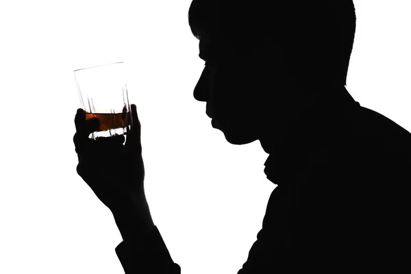 Silhouette eines Mannes mit einem Glas alkoholischen Getränks — Stockfoto