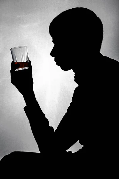 흰색 질감에 술과 함께 한 남자의 실루엣 — 스톡 사진