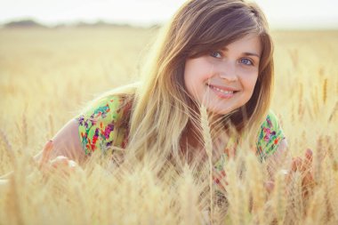 Doğada sahada yürüyen bir kadın portresi