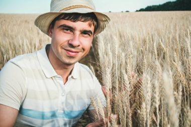 Bir çiftçi bir alanda portresi