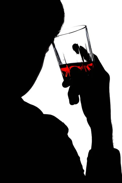 Schwarz-weiße Silhouette eines Mannes mit einem Glas Alkohol — Stockfoto