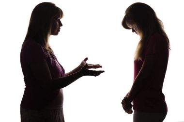 Anne kızı davranışı ile hayal kırıklığına, açıklama için sorar ama genç utanarak aşağı gözleri düşürücü sessizdir