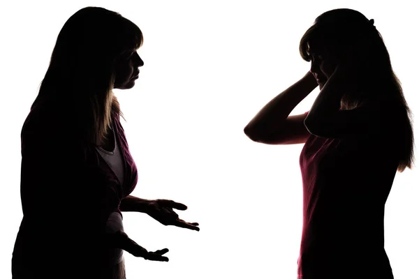 Silhouette Mama versucht zu reden, aber Teenager will nicht zuhören — Stockfoto