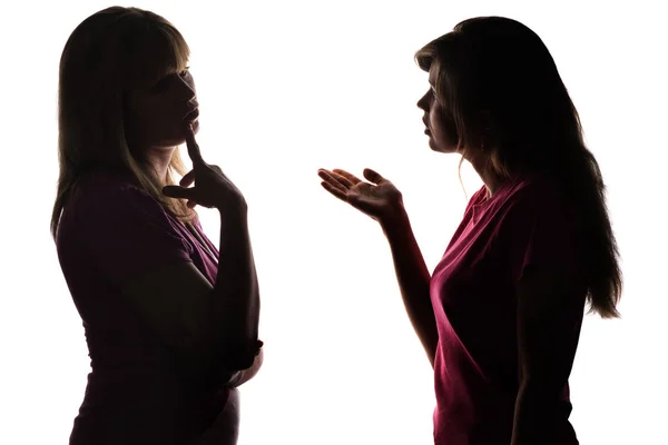 Silhouette mère et fille dialogue, parent pense quelle décision prendre — Photo