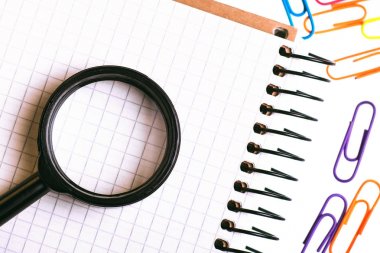 Temiz çarşaf ve bir büyüteç o arka plan ofnotebook