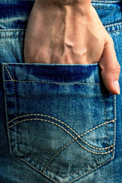 Adolescenta moda, mână de o fată într-un buzunar de o fusta denim — Fotografie, imagine de stoc