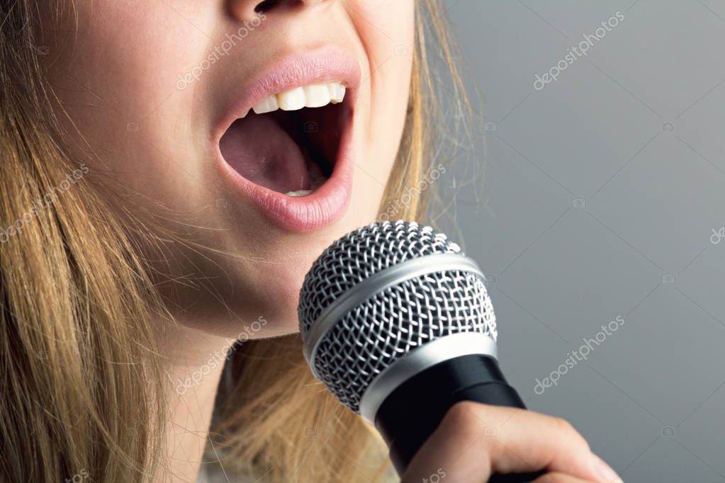 Primo piano di una bocca di una donna che canta in un microfono - Foto  Stock: Foto, Immagini © fantom_rd 162862568 | Depositphotos