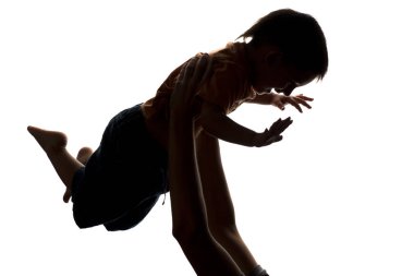 Çocuk babasının elinde beyaz izole arka planda silüeti