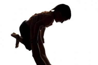 Babanın elinde çocuk silüeti